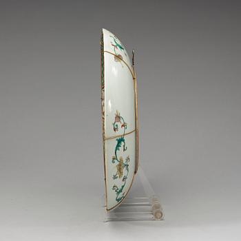 A large famille verte dish, Qing dynasty, 19th Century.