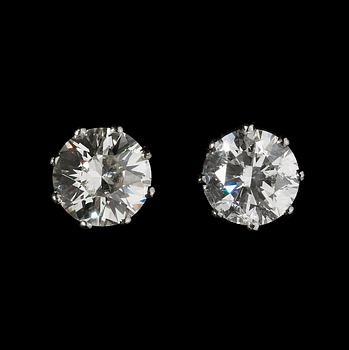 1094. ÖRHÄNGEN, vardera briljantslipad diamant, 2.17 ct. resp. 2.05 ct.