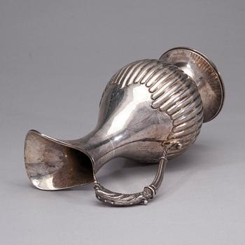 VIINIKANNU, hopeaa, empiretyylinen, 1900-luvun puoliväli. Paino 679 g.