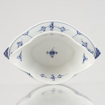 A 'Blue Fluted' / 'Musselmalet rifflet' porcelain sauce boat, Royal Copenhagen, model 204, post 1923.