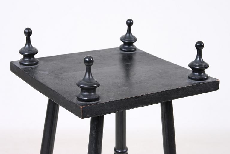 PIEDESTALER, ett par, nyrenässans, omkring sekelskiftet 1900.