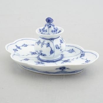 Tekanna, två kaffekoppar på fat, cremekopp och skrivställ, porslin, "Musselmalet", Royal Copenhagen, 1898-1923.