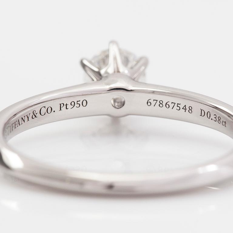 Tiffany & Co, sormus, platinaa, sekä brijanttihiottu timantti n. 0.38 ct. Todistuksella.