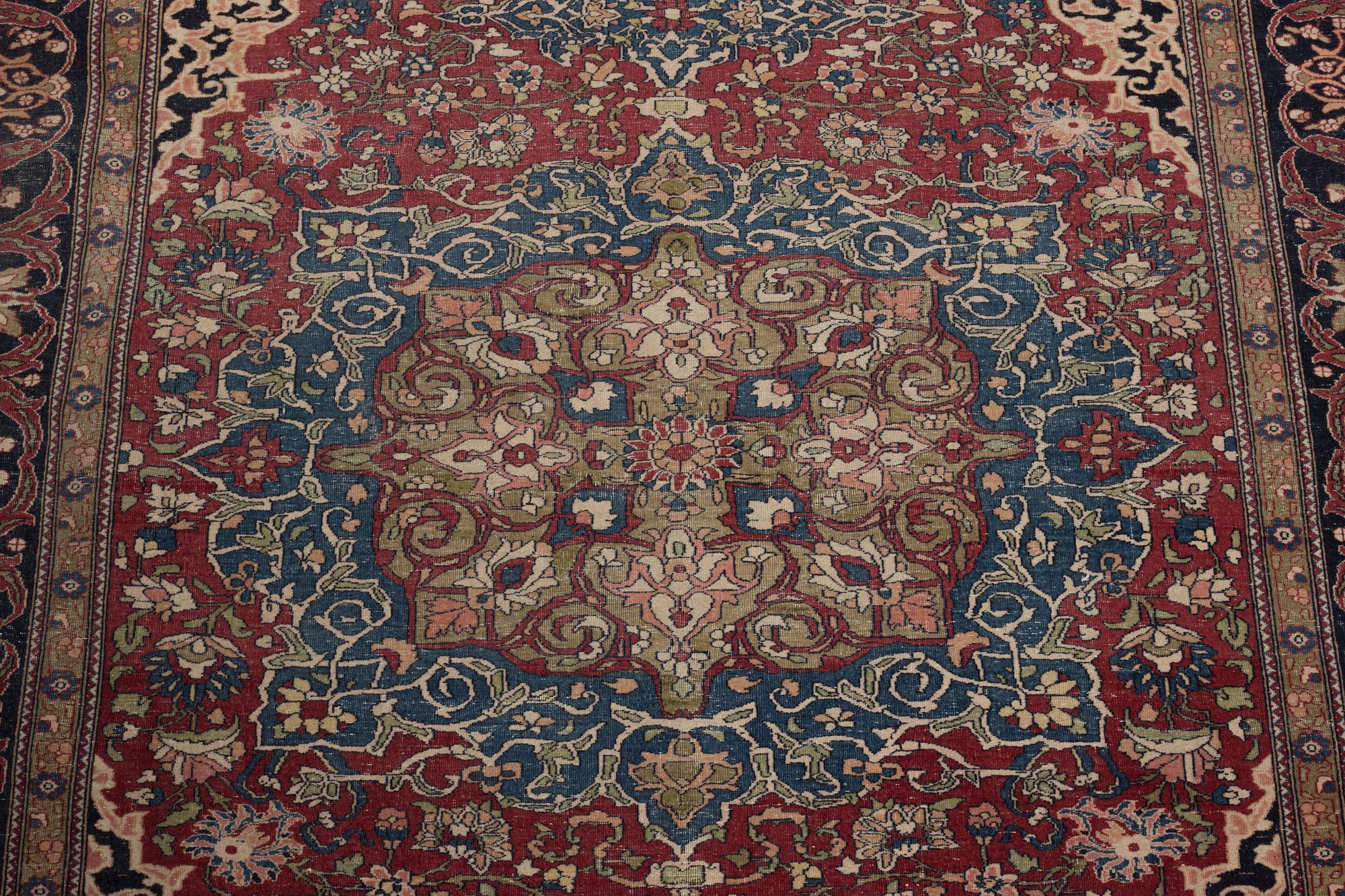 A CARPET, a semi-antique Esfahan, ca 174,5 x 143,5 cm.
