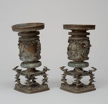 A pair of richly decorated Japanese bronze vases, period of Meiji (1868-1912).