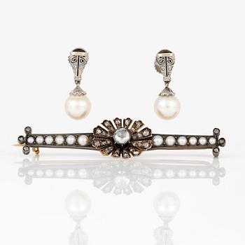BROSCH samt ÖRHÄNGEN, ett par, med odlade pärlor och rosenslipade diamanter.