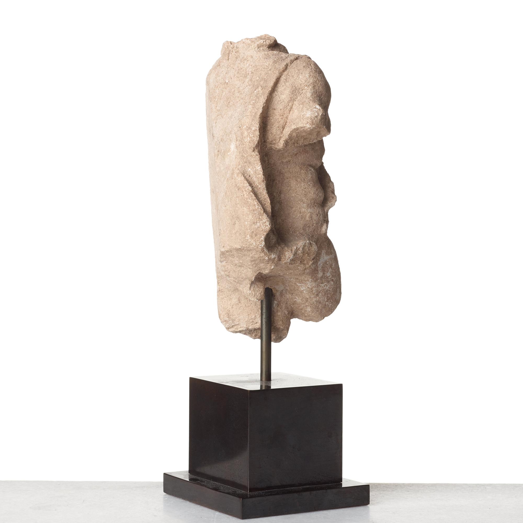 SKULPTUR, sandsten. Hellenistisk, troligen 500-400 f. Kr.