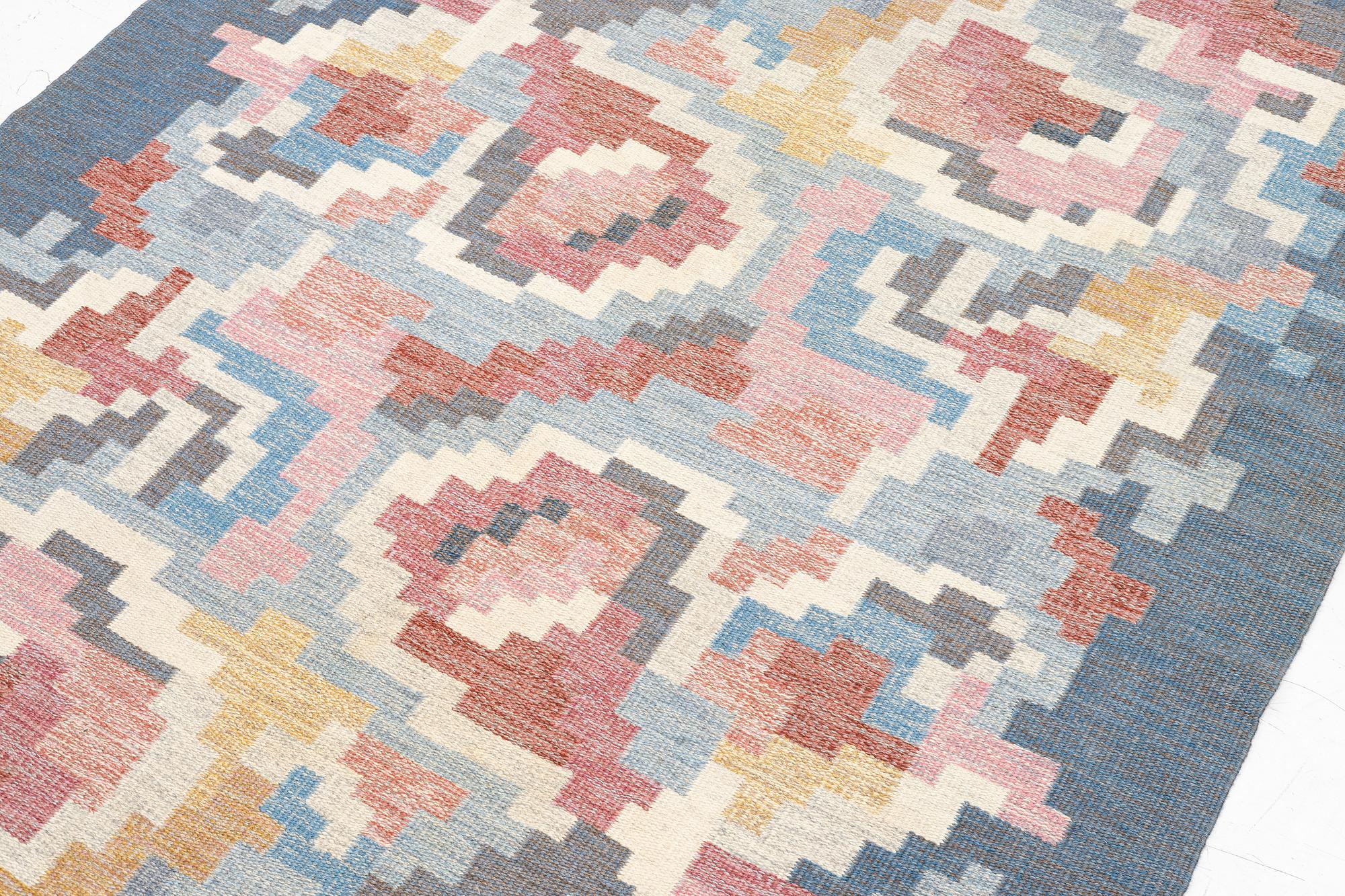 Erik Lundberg, Vävaregården, rug “Korall blå”, rölakan, 240 x 170 cm, signed V.