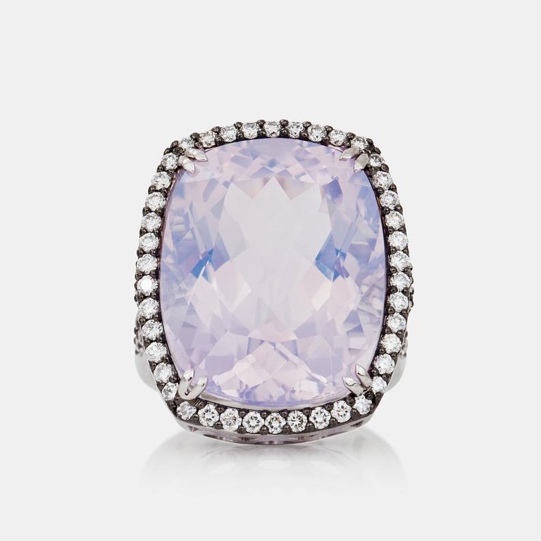 RING med lila s.k "lavendelkvarts" ca 23.50 ct samt briljantslipade diamanter totalt ca 1.00 ct.