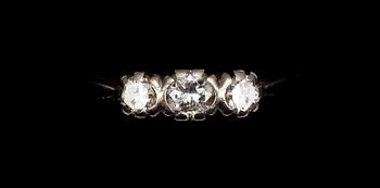 RINGAR, 2 st. 18k vitguld med briljantslipade diamanter, 0,38 ct resp 0,50 ct enl gravyr.