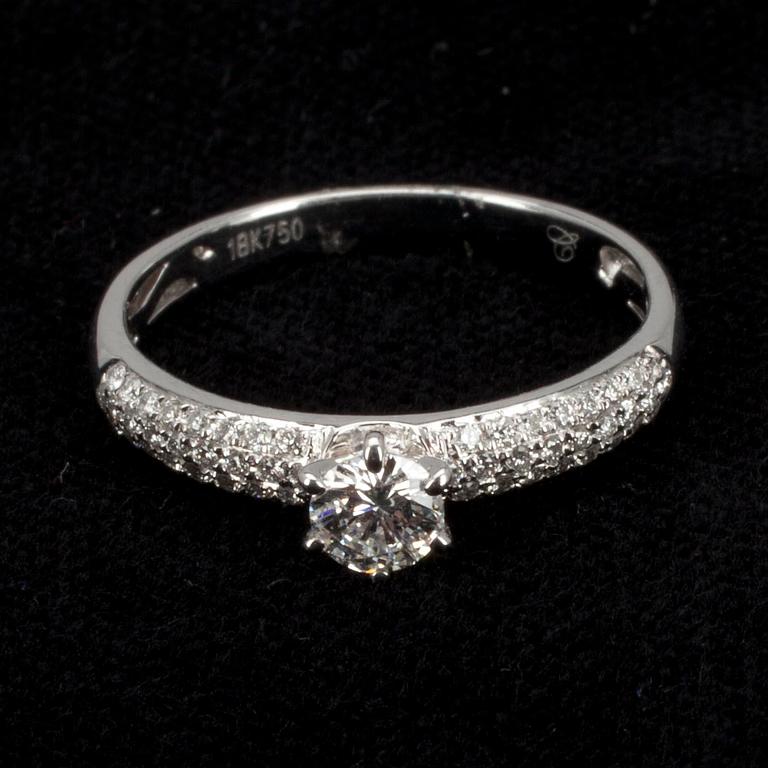 RING, vitguld 18K, diamant tot. 0.61 ct.