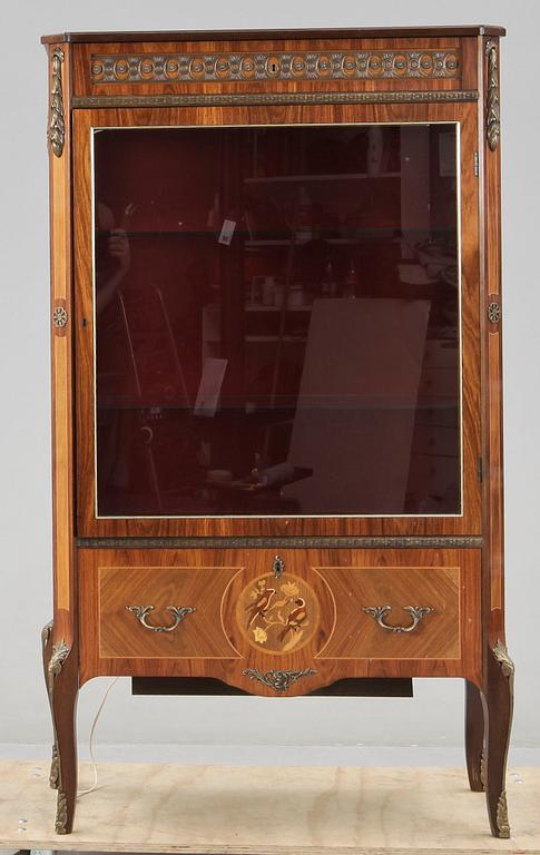 VITRINSKÅP, Louis XVI-stil, 1900-talets mitt.