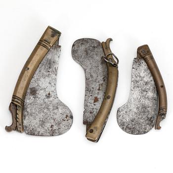 GÄSTABUDSKNIVAR, 3 st, mässing, järn, sannolikt 1700-tal.