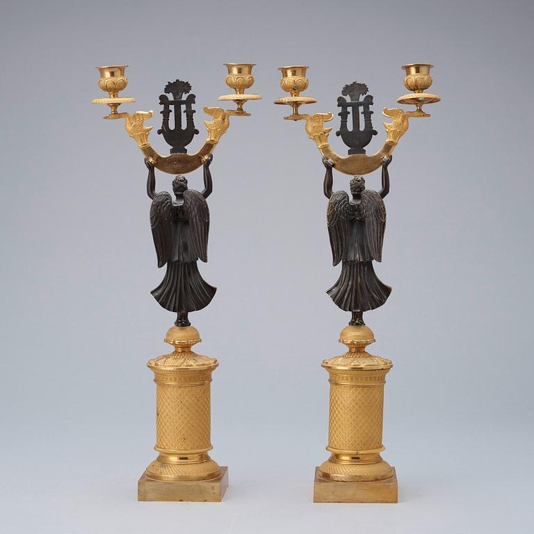 KANDELABRAR, för två ljus, ett par. Frankrike, 1800-talets början. Empire.