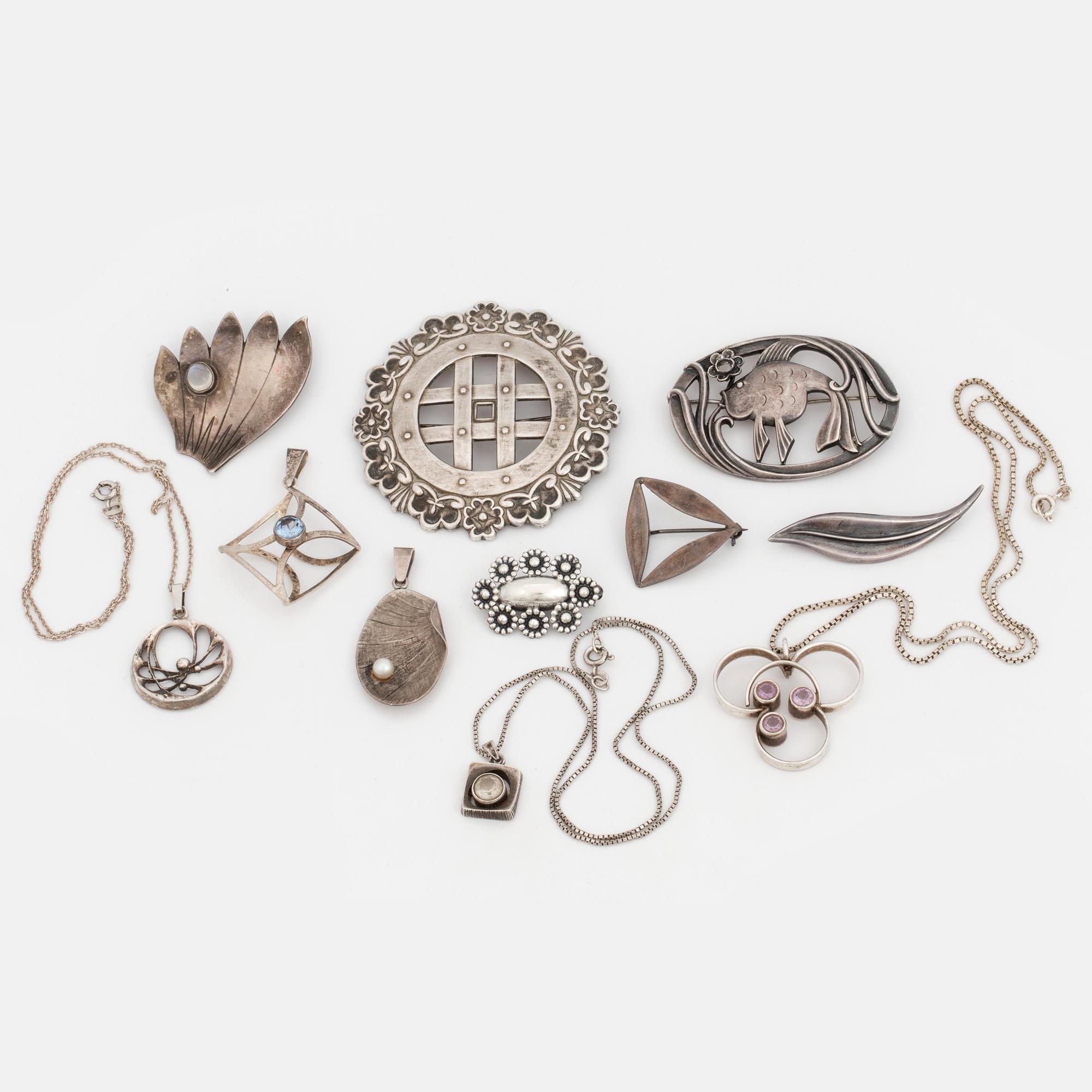 BROSCHER OCH HÄNGEN, 11 delar, silver och färgade stenar, bland annat Per Sköld, Rey Urban.