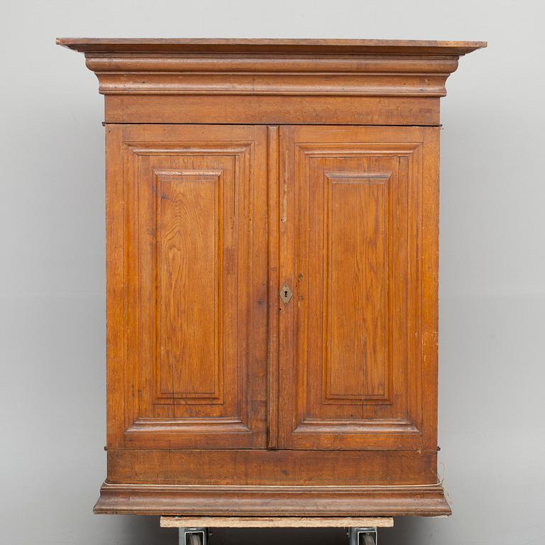 ÖVERSKÅP, 1700-tal.