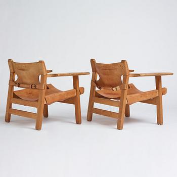 Børge Mogensen, a pair of oak and natural leather "Spanish Chair", model 226, Fredericia Stolefabrik, Denmark.