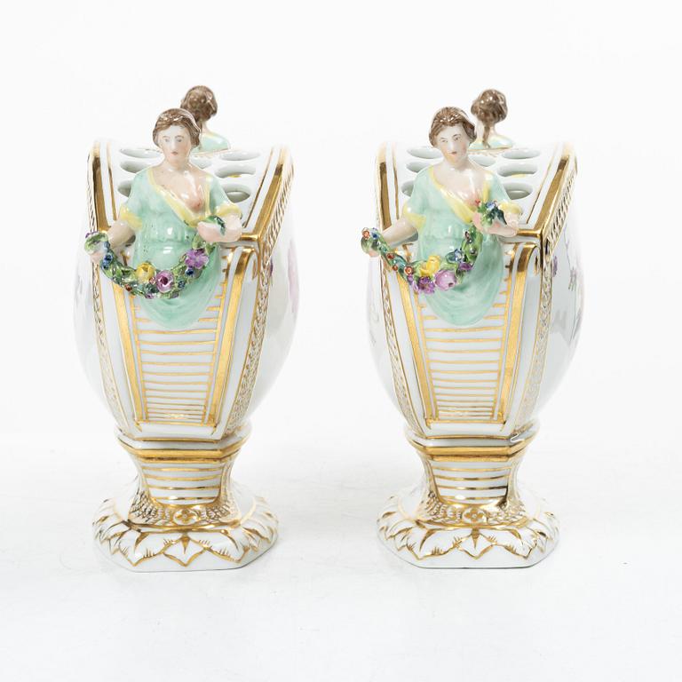 Royal Copenhagen, tulpanvaser, ett par, "Sachsisk Blomst", 1800-talets andra hälft. Danmark.