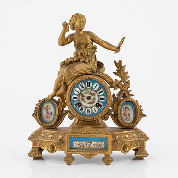 Bordspendyl, Louis XVI-stil, omkring år 1900.