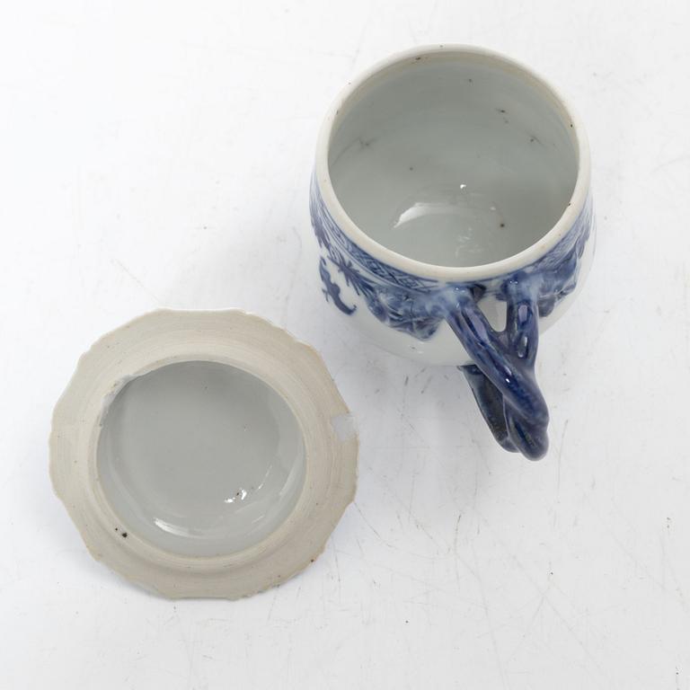 A group of eight Chinese blue and white porcelain custard cups with covers, Qing dynasty, Qianlong (1736-95).