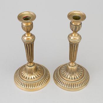 LJUSSTAKAR, ett par, brons, gustavianska, sent 1700-tal.