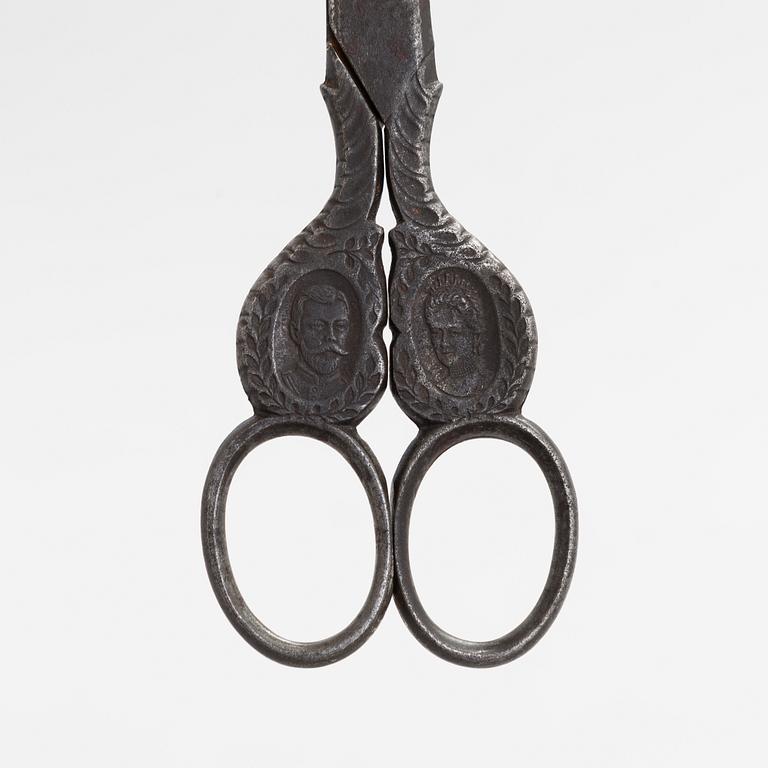 Sakset, aiheena tsaari Nikolai II ja Alexandra Fjodorovna. Valmistaja D. Peres Solingen, Saksa.