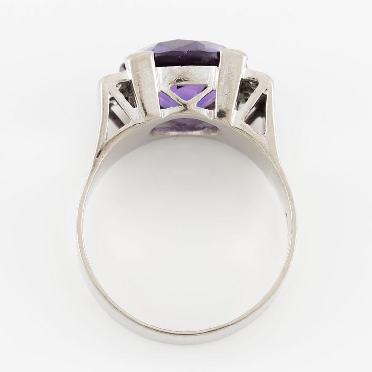 Ring in 18K white gold set with a purple stone and round brilliant-cut diamonds.