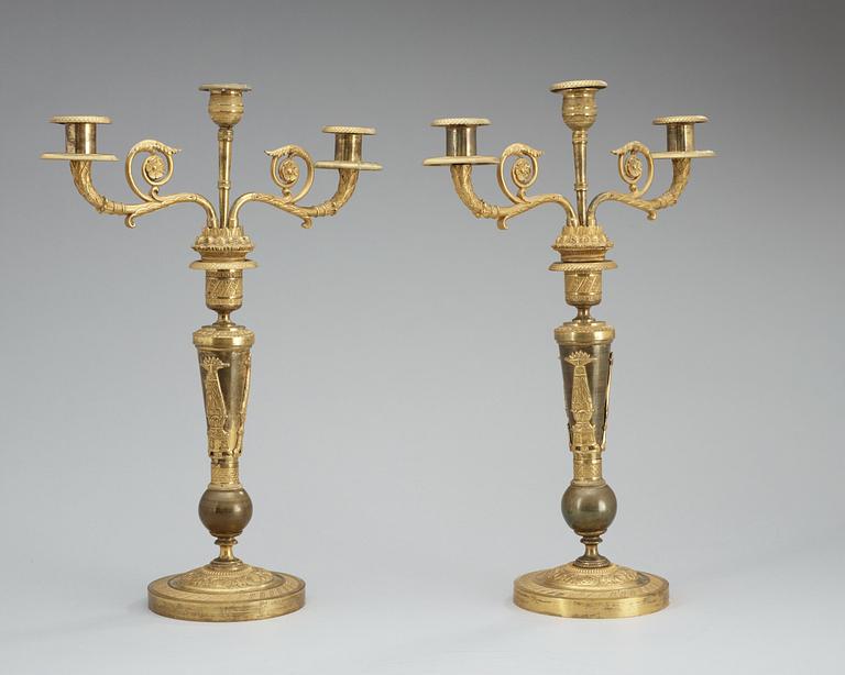 KANDELABRAR, för tre ljus, ett par. Frankrike, 1800-talets början. Empire.