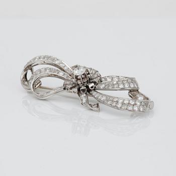 BROSCH, 18K vitguld och diamanter, mittsten ca 0.37 ct.