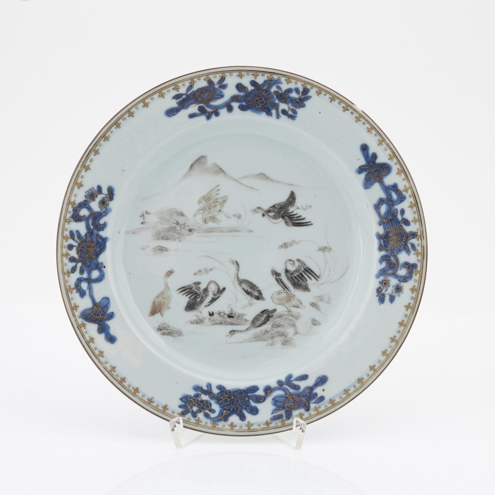A Chinese grisaille plate, Qing dynasty, Qianlong (1736-95).