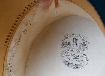 CYLINDERHATT SAMT HANDSKAR, 1 par, Hartley & Co, London, omkring år 1900.
