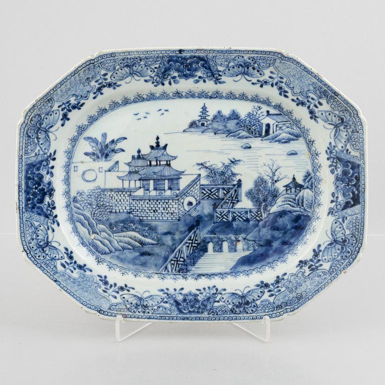 A Chinese export porcelain charger, Qing dynasty, Qianlong (1736-95).