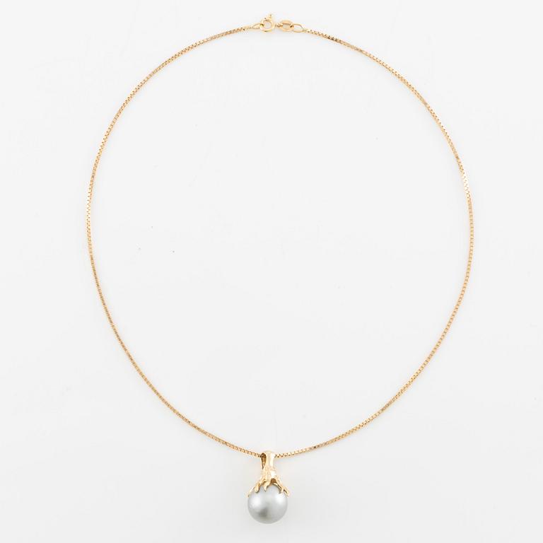 Necklace, gold with grey-toned pearl.