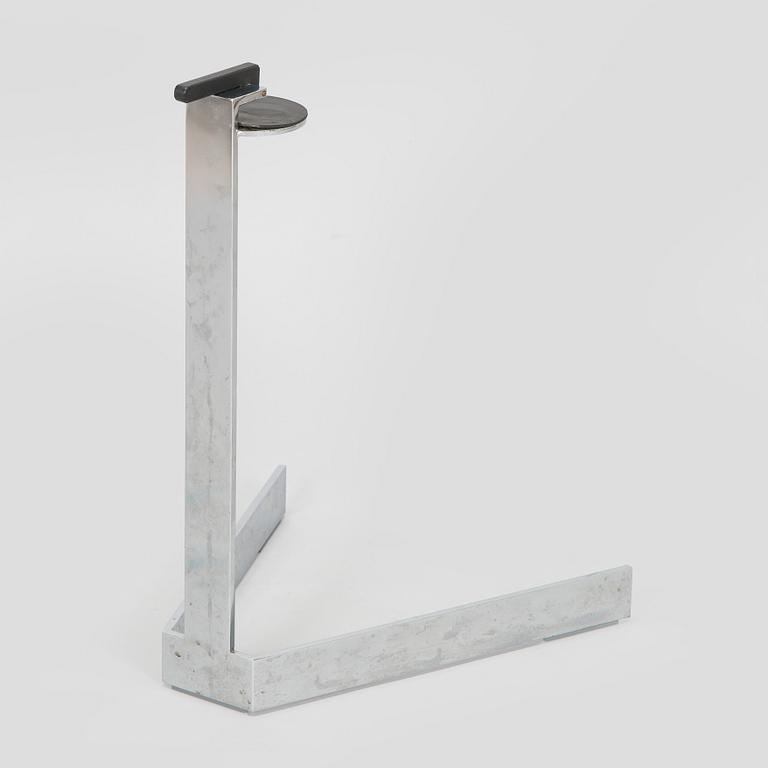 Jouni Leino, Tarjotinpöydän jalusta ,"Grip" Jouni Leino Design Studio 2009.