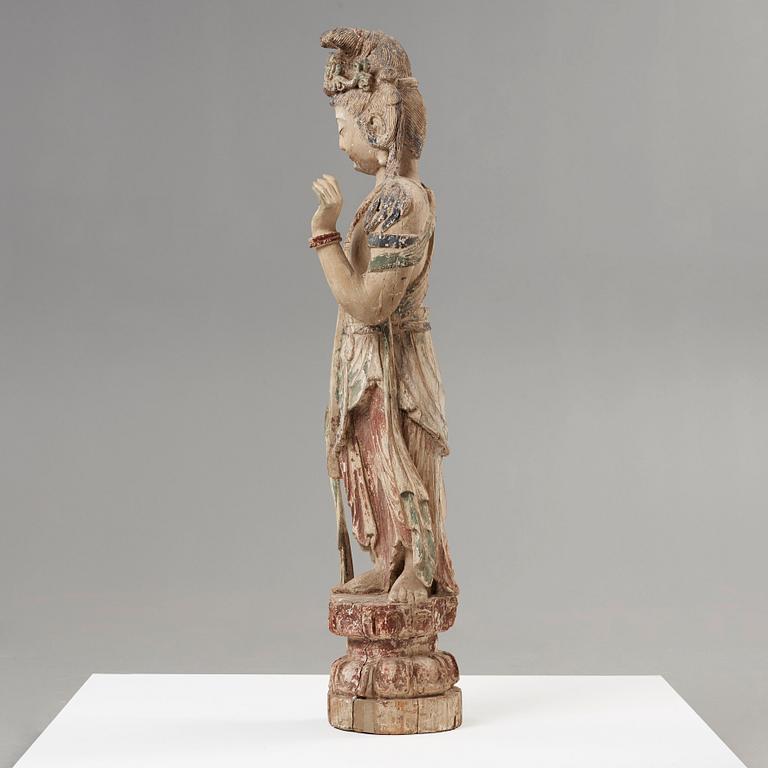 A large wooden sculpture of Guanyin, Ming dynasty (1368-1644).