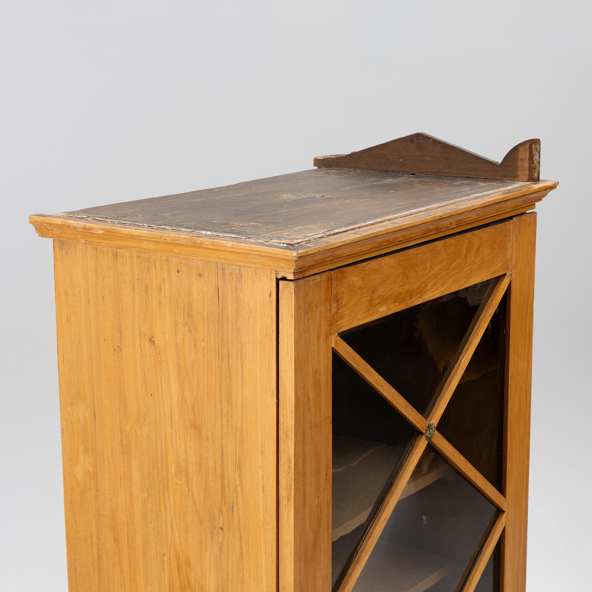 Bokskåp 1800-talets mitt.