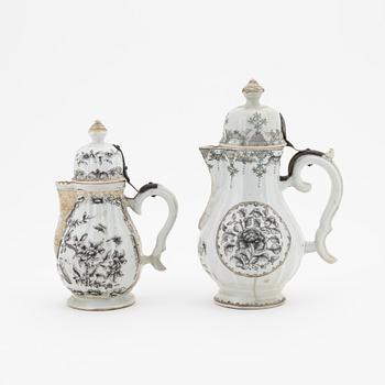 Kaffekannor, två stycken, porslin, Kina, Qingdynastin, Qianlong (1736-1795).