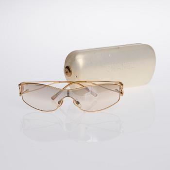 SOLGLASÖGON, Chanel.