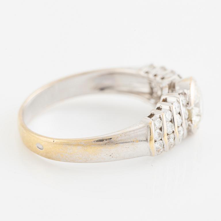 Ring 18K gold with round brilliant-cut diamonds.