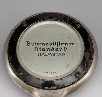 KYLARPRYDNAD, med termormeter, Automobilfirman Standard Halmstad import, 1900-talets första hälft.