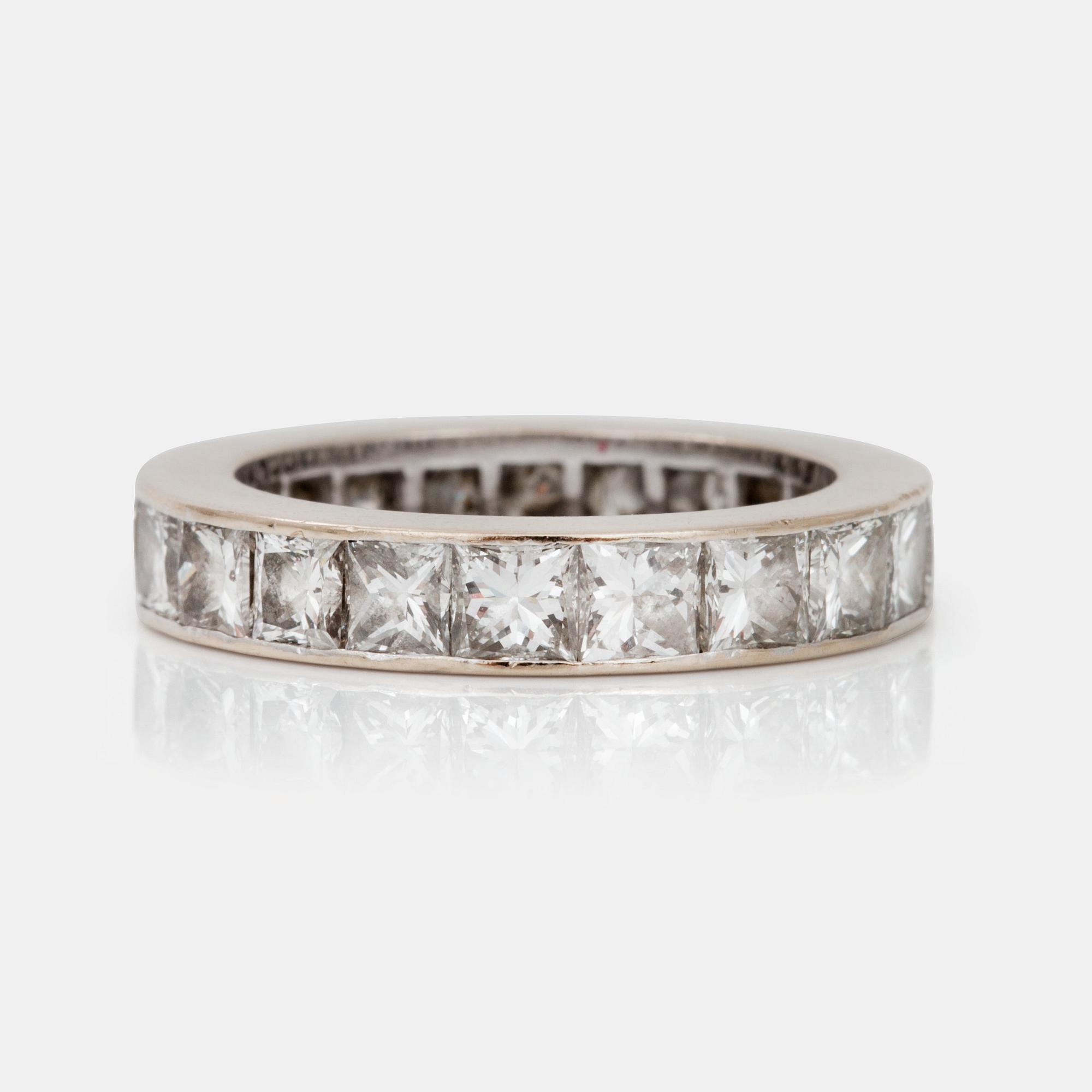 RING, helallians, med princesslipade diamanter, cirka 2.00 ct. Kvalitet ca G-H/VS-SI.