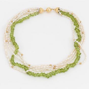 A necklace of cultured, fresh-water pearls and peridot beads with a clasp of 18K guld.