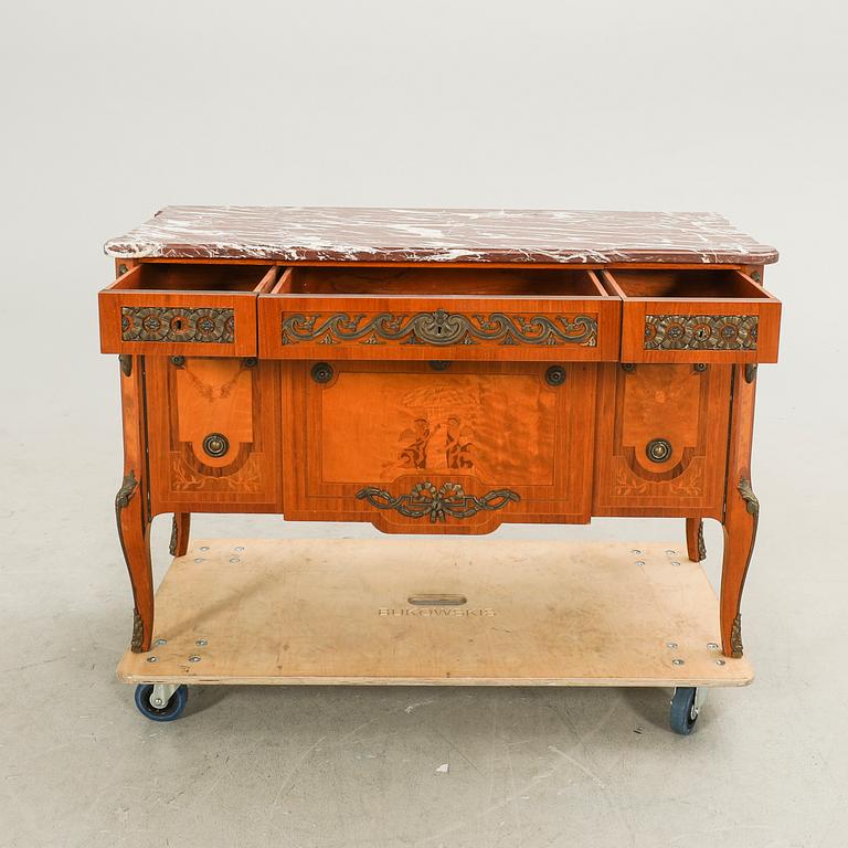 A mid 1900s Gustavian style mahogany dresser.