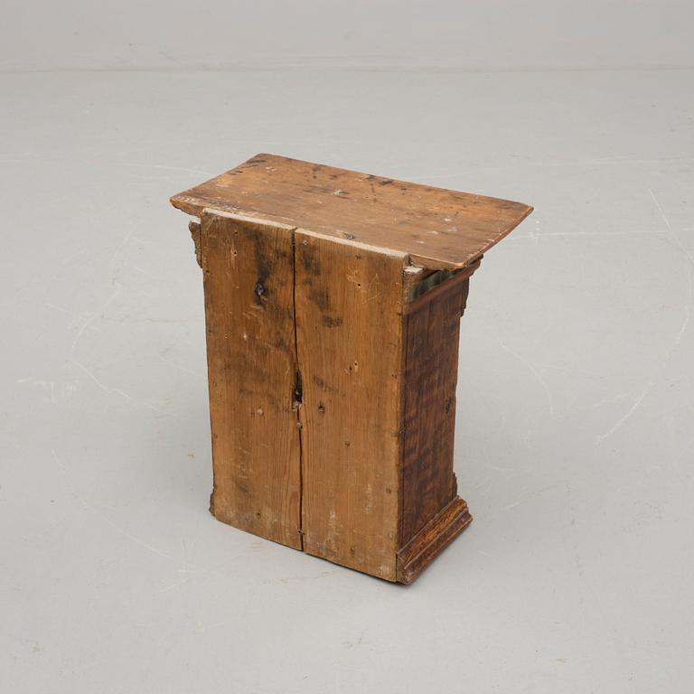 HÄNGSKÅP. Allmoge, 1700-talets slut.