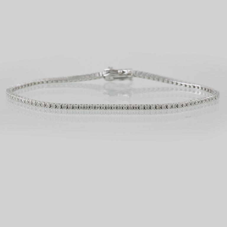 ARMBAND, 18K vitguld med briljantslipade diamanter ca 1.16 ct. Vikt 5,3 gram.