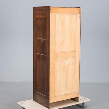 ARKIVSKÅP med jalusi, betsat trä. 1900-talets flrsta hälft.