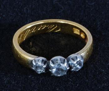 RING, guld, 23k, med tre silverinfattade rosenstenar.
