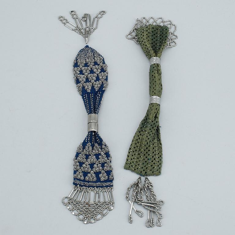 DIVERSE PORTMONNÄER, SNODDAR, SPÄNNEN, 7 delar, 1700-1800-tal.