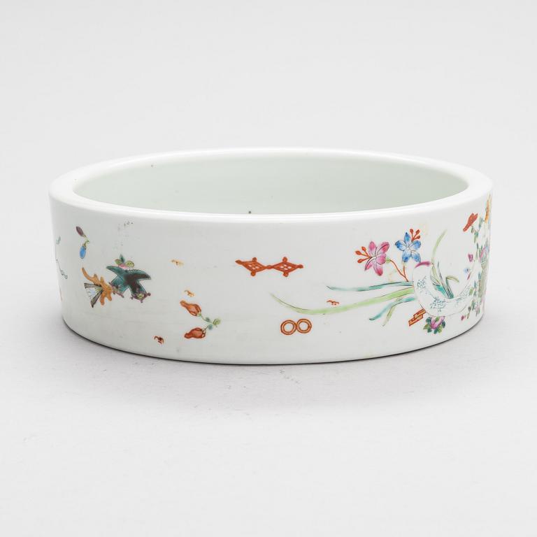 A Chinese Famille-Rose porcelain bowl, 20th century.