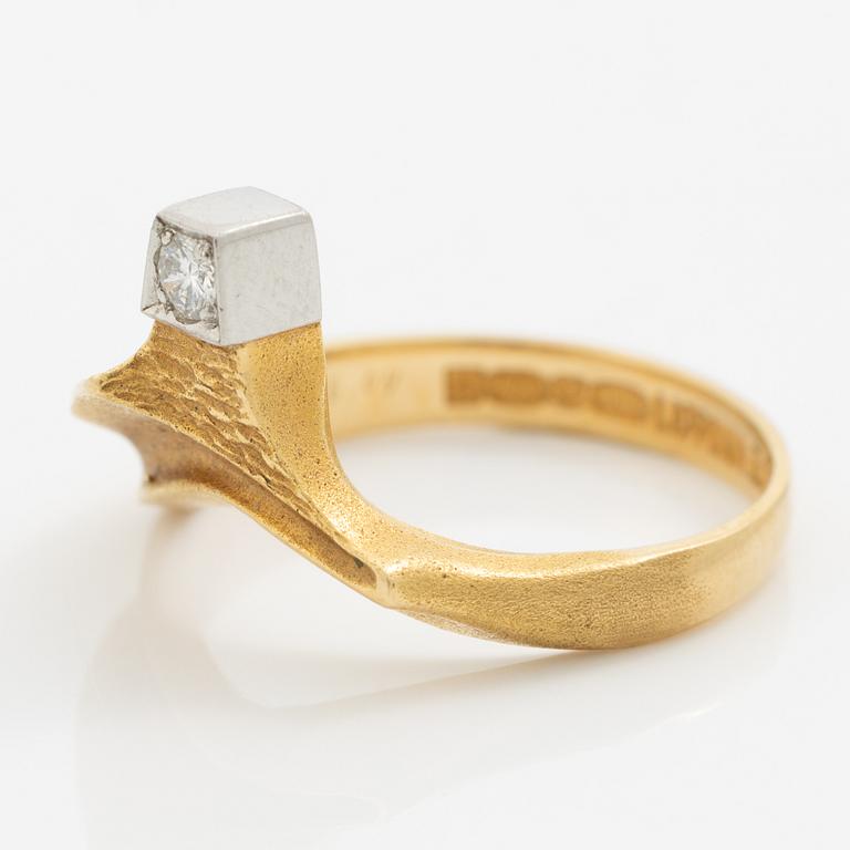 Björn Weckström, Ring, 18K guld med en rund briljantslipad diamant, Finland 1973.
